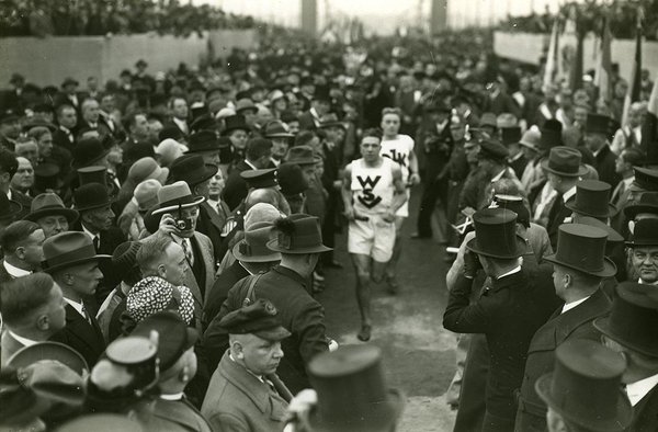Schwarz-Weiss-Aufnahme von Läufern umgeben von einer Menschenmenge
