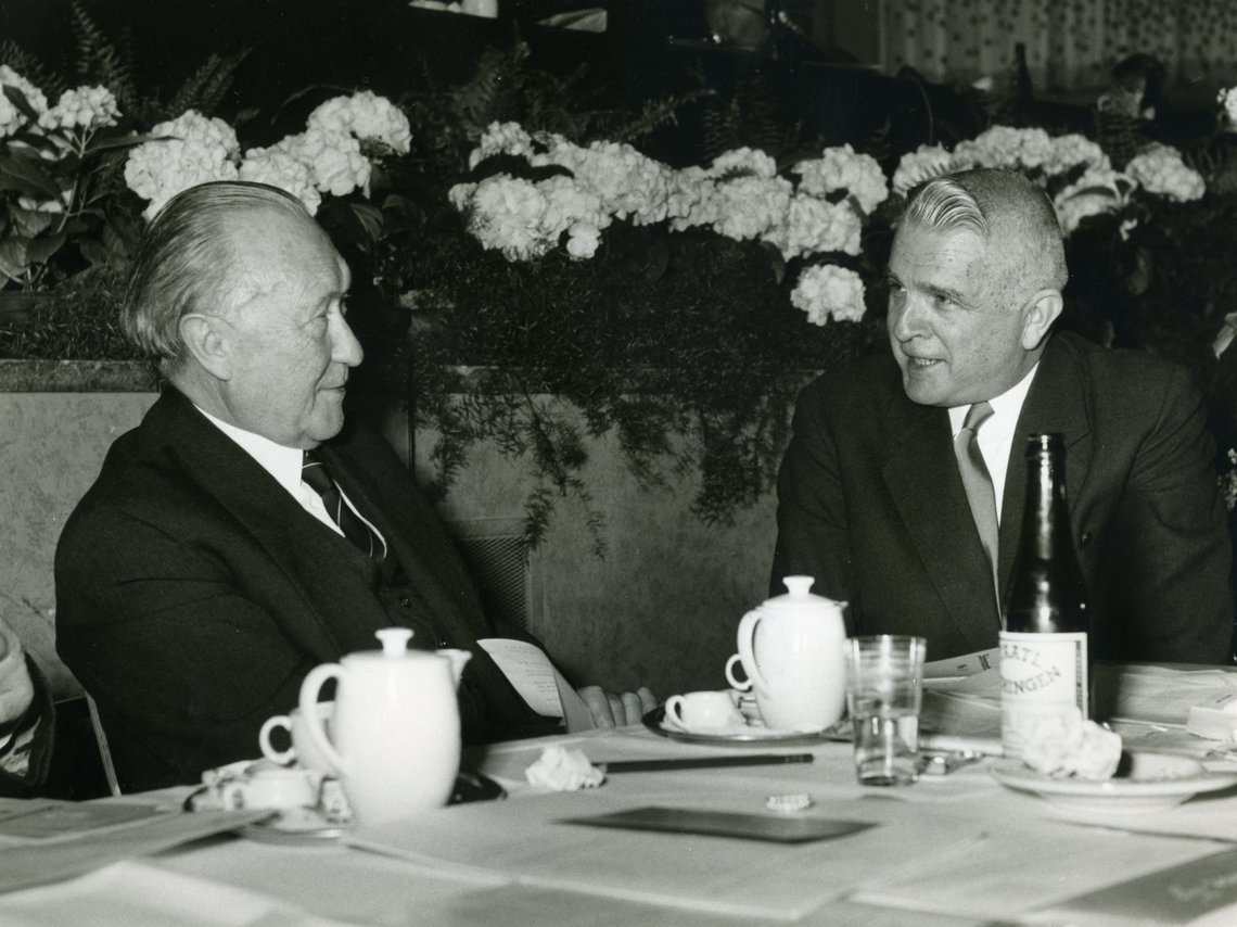 Konrad Adenauer (l.) und Otto Fricke (r.) gemeinsam am Tisch