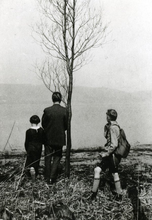 Schwarz-Weiss-Aufnahme von Familie Adenauer in der Natur