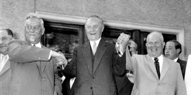 Adenauer, Bulganin und Chruschtschow halten sich and den Händen