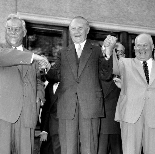 Adenauer, Bulganin und Chruschtschow halten sich and den Händen