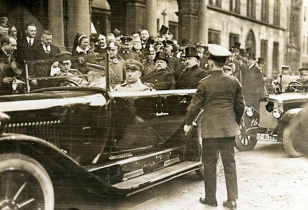 Schwarz-Weiss-Aufnahme von Paul von Hindenburg und Konrad Adenauer in einem Automobil