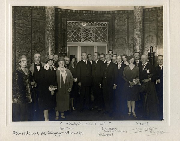 Schwarz-Weiss-Aufnahme von Konrad Adenauer beim Besuch der Kölner Bürgergesellschaft