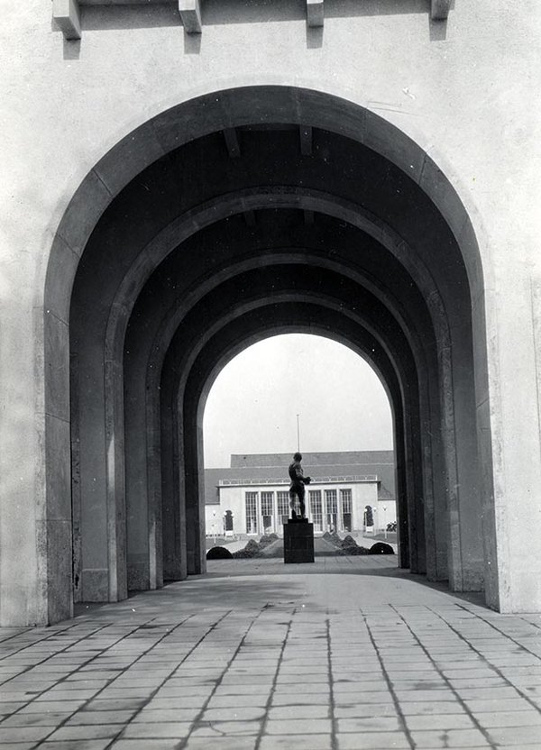 Schwarz-Weiss-Aufnahme von einem Durchgang mit Statue auf der anderen Seite