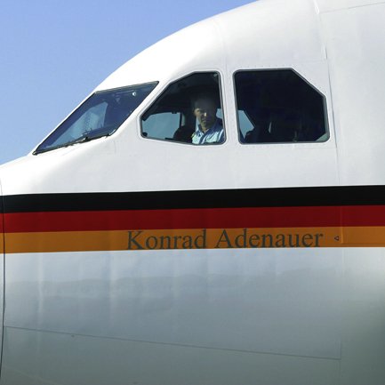 Außenansicht Flugzeugnase mit Aufschrift "Konrad Adenauer" 