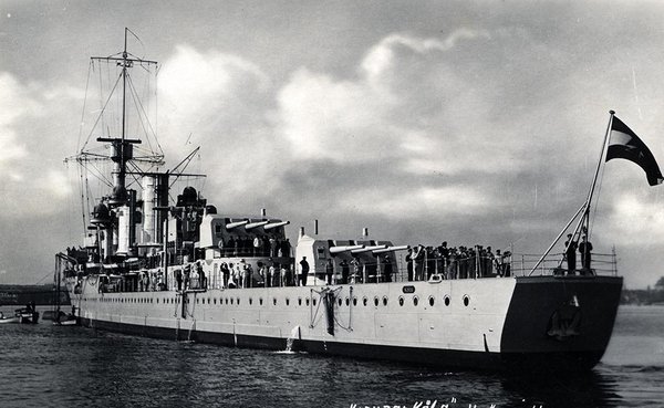 Schwarz-Weiss-Aufnahme von einem Schiff auf dem Wasser