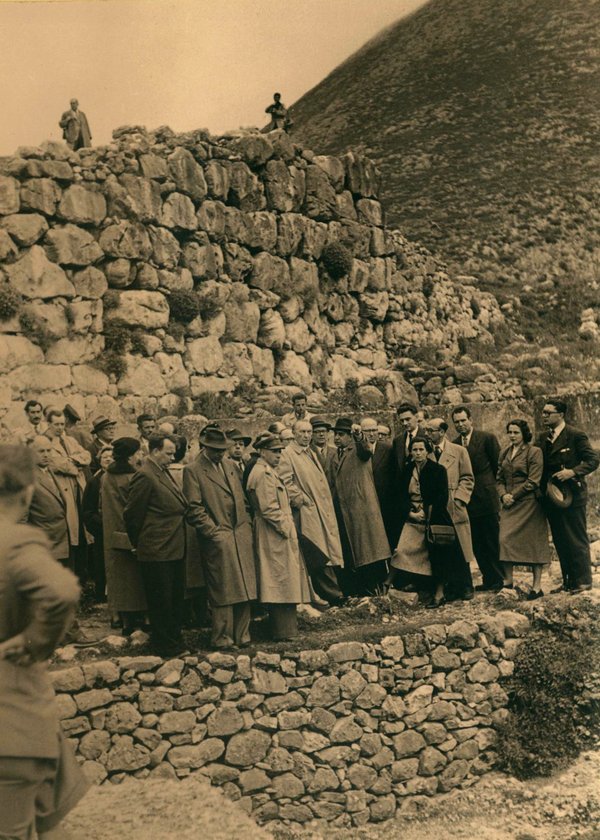 Schwarz-Weiss-Aufnahme von Konrad Adenauer bei der Besichtigung einer Ruine