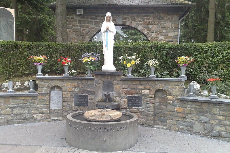 Weiße Marienstatue mit Quelle