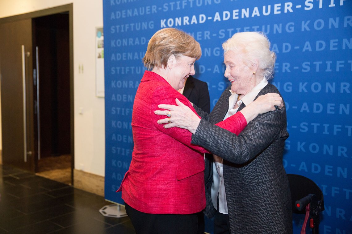 Angela Merkel und Elisabeth Werhahn begrüßen sich