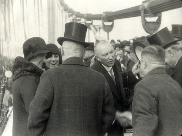 Schwarz-Weiss-Aufnahme von Konrad Adenauer im Gespräch