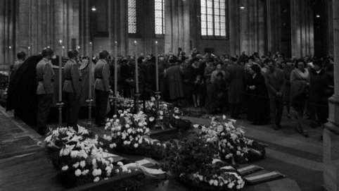 Gottesdienst von Adenauers Beerdigung mit geschmückten Sarg