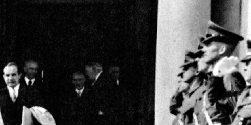 Konrad Adenauer schreitet durch Soldaten, die links und rechts Spalier stehen.