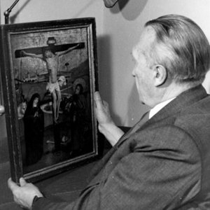 Adenauer betrachtet ein Gemälde in Rhöndorf 