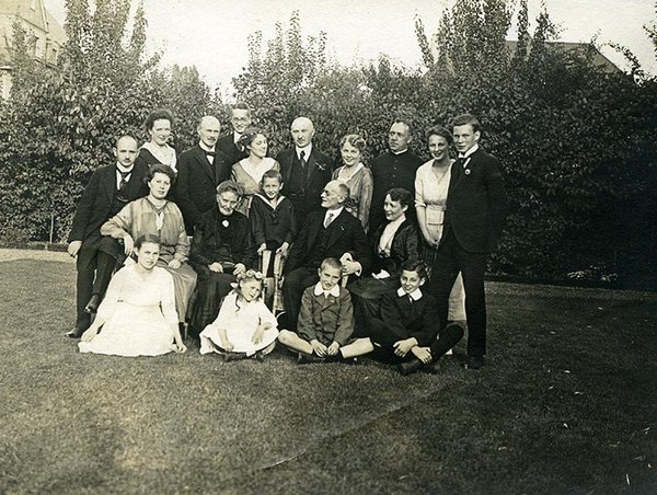 Schwarz-Weiss-Aufnahme von der Hochzeitsgesellschaft um Konrad Adenauer und Gussie Zinsser 1919
