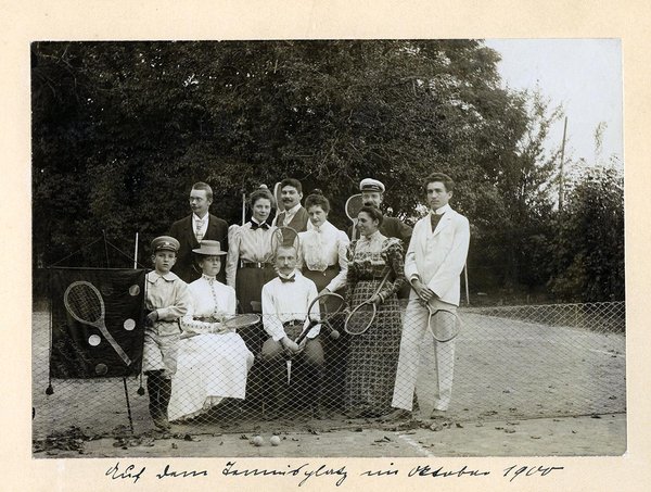 Schwarz-Weiss-Aufnahme vom "Tennisclub Pudelnass 1899"