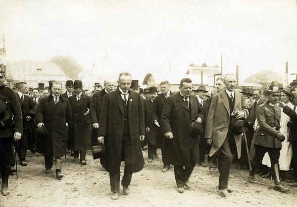 Schwarz-Weiss-Aufnahme von Konrad Adenauer in einer Menschenmenge