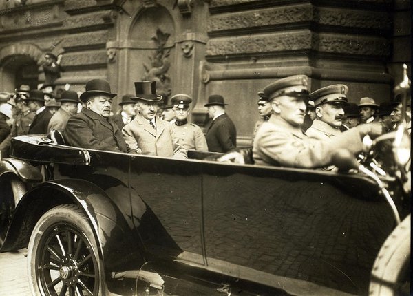 Schwarz-Weiss-Aufnahme von Konrad Adenauer in einem Automobil