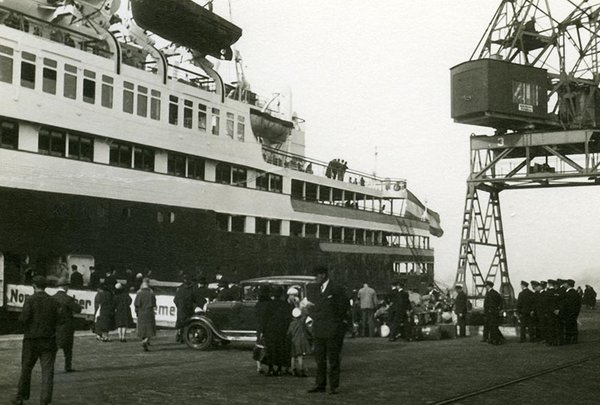 Schwarz-Weiss-Aufnahme von einem Schiff im Hafen