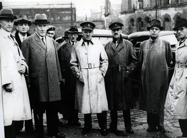 Schwarz-Weiss-Aufnahme von Konrad Adenauer mit dem britischen Militärgouverneur Barraclough