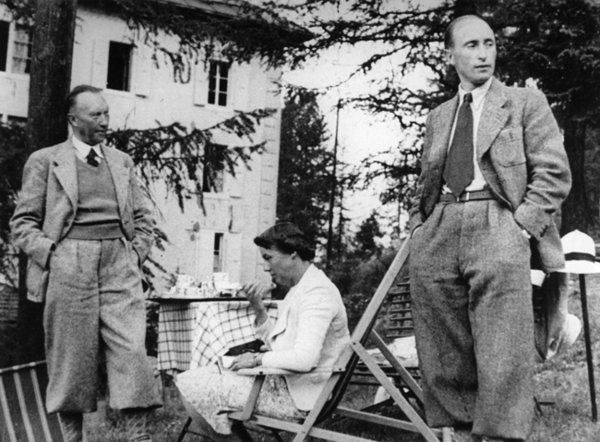 Schwarz-Weiss-Aufnahme Konrad Adenauer mit seiner zweiten Frau Gussie und seinem älteren Sohn Konrad