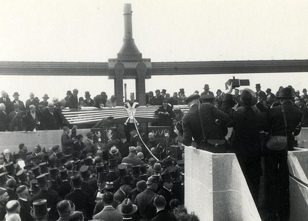 Schwarz-Weiss-Aufnahme von Konrad Adenauer bei einer Ansprache vor vielen Menschen