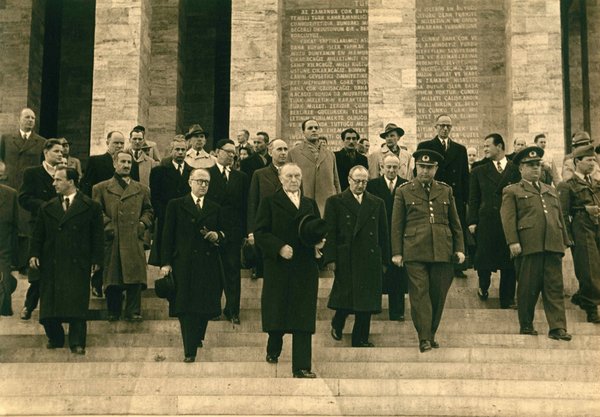 Schwarz-Weiss-Aufnahme von Konrad Adenauer auf großen Treppen