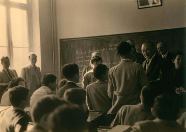 Schwarz-Weiss-Aufnahme von Konrad Adenauer vor einer Schulklasse