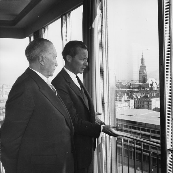 Adenauer und Springer schauen aus dem Fenster.
