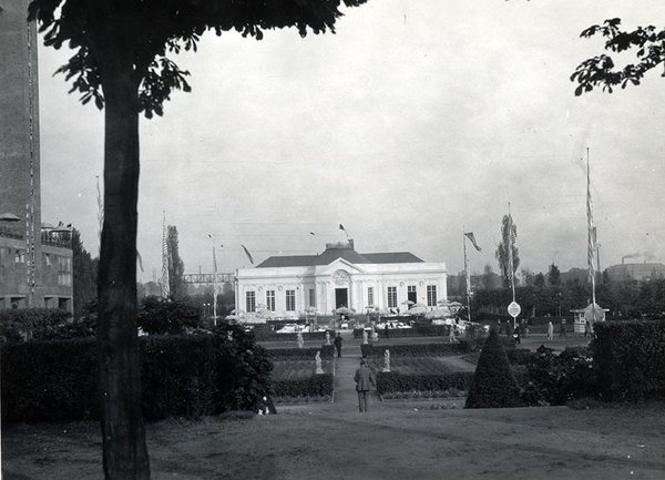 Schwarz-Weiss-Aufnahme von einer Parkanlage mit weißem Gebäude