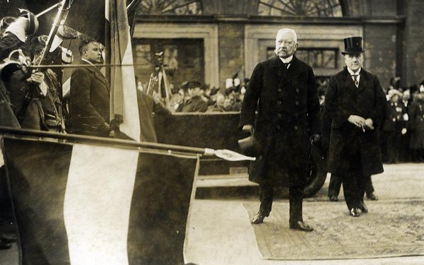 Schwarz-Weiss-Aufnahme von Paul von Hindenburg neben salutierenden Soldaten