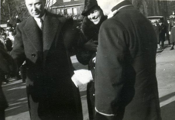 Schwarz-Weiss-Aufnahme von Konrad Adenauer mit seiner Frau beim Kölner Karneval