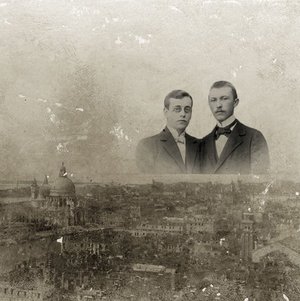 Schwarz-Weiss-Fotocollage aus dem Blick über eine Stadt und einer Portraitaufnahme von Konrad Adenauer und Raimund Schlüter