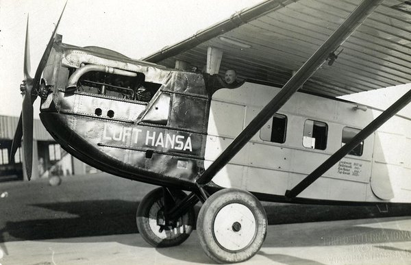 Schwarz-Weiss-Aufnahme von Konrad Adenauer in einem Flugzeug