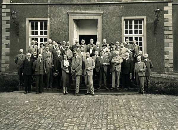 Schwarz-Weiss-Aufnahme von der Vorstandsitzung des Deutschen Städtetages 1931