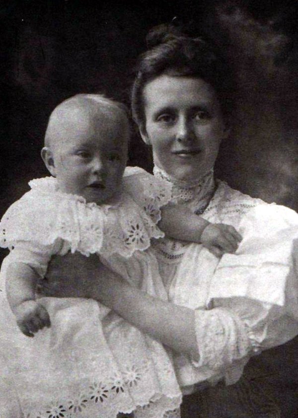 Schwarz-Weiss-Aufnahme von Konrad Adenauers Ehefrau Emma mit Sohn Konrad