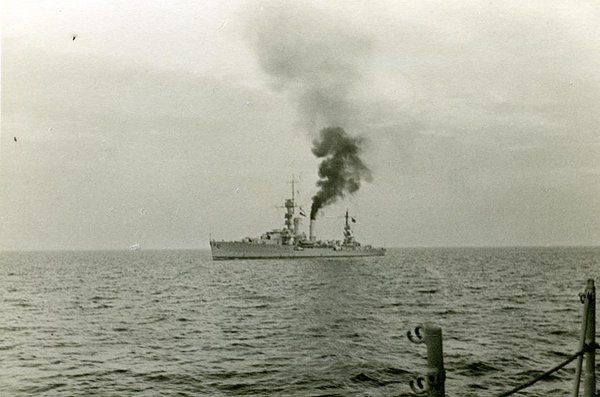 Schwarz-Weiss-Aufnahme von einem Schiff auf offenem Meer