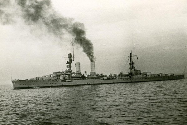 Schwarz-Weiss-Aufnahme von einem Schiff auf dem Meer