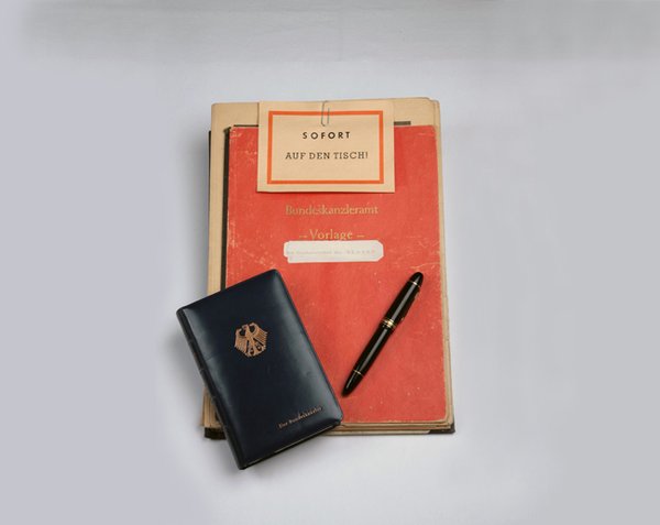 Unterschriftenmappe und Terminkalender von Bundeskanzler Adenauer mit Pass und Stift