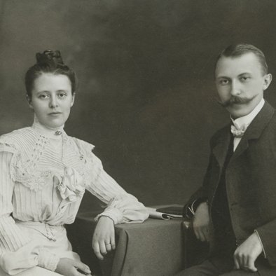 Schwarz-Weiss-Portraitaufnahme von der Verlobung mit Emma Weyer im Juli 1902