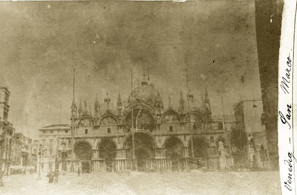 altes Foto eines Palasts