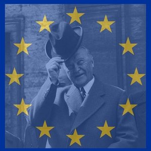 Ein blau eingefärbtes Bild von Konrad Adenauer, der den Hut zieht zum Gruß in einer Europaflagge.