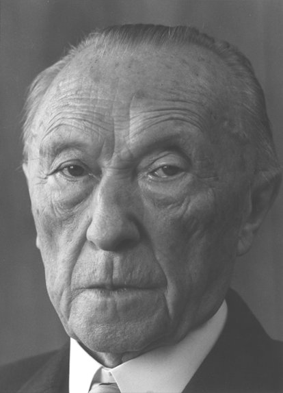 Schwarz-Weiß-Portraitaufname von Konrad Adenauer 1967