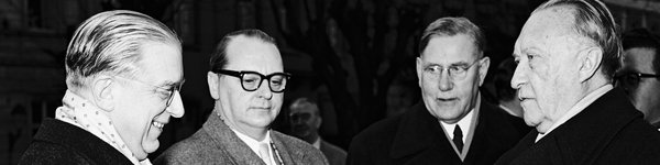 Adenauer, Hans Globke und Heinrich Krone sowie ein weiterer Mann stehen zusammen 