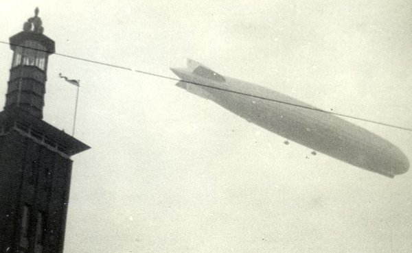 Schwarz-Weiss-Aufnahme von einem Zeppelin am Himmel