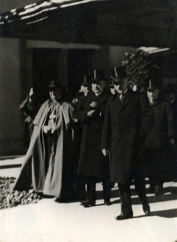 Schwarz-Weiss-Aufnahme von Regierungspräsident Adelmann, Kardinal Dr. Schulte, Reichspräsident Hindenburg und Oberbürgermeister Adenauer