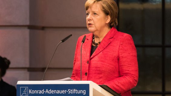 Angela Merkel am Podium und hält eine Rede