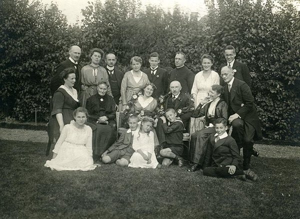 Schwarz-Weiss-Aufnahme von der Hochzeitsgesellschaft um Konrad Adenauer und Gussie Zinsser 1919