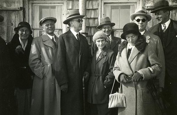 Schwarz-Weiss-Aufnahme von acht Personen beim Auflug zum Münchner Haus auf der Zugspitze