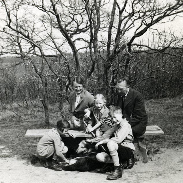 Schwarz-Weiss-Aufnahme von Familie Adenauer auf einer Bank in der Natur