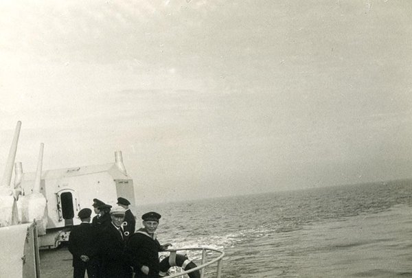 Schwarz-Weiss-Aufnahme von Matrosen auf einem Schiff